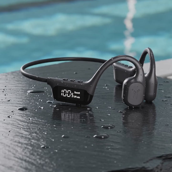 Splaash Swim 10 -luujohdekuulokkeet altaan reunalla