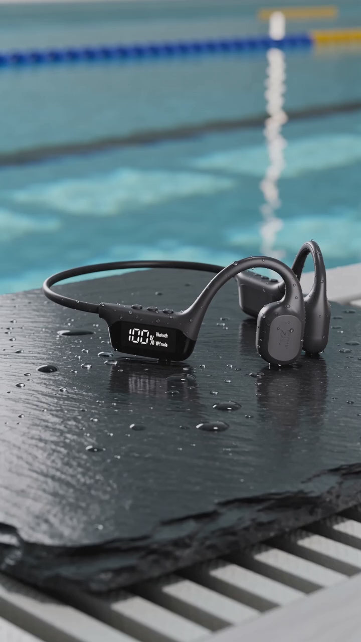 Splaash Swim 10 -luujohdekuulokkeet altaan reunalla